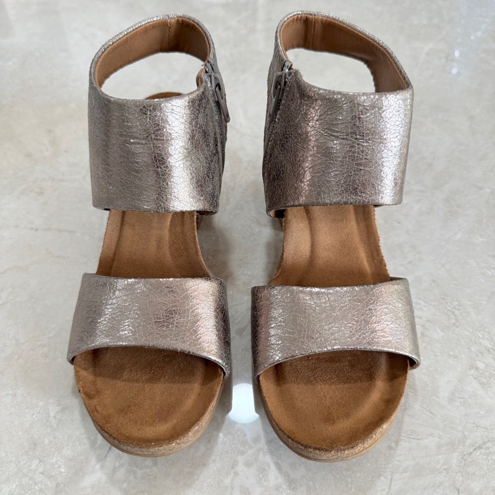 EuroSoft by Soft Arlene Comfort Sole Metallic Brass Heel Sandals Size 7.5